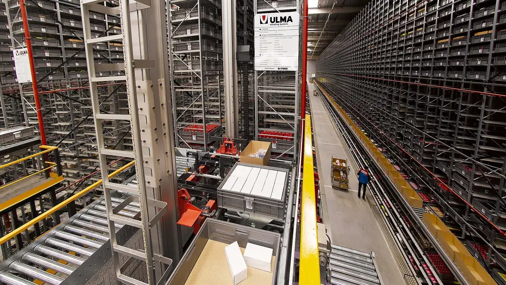 Automated high-bay storage and retrieval warehouse moving boxes of stock